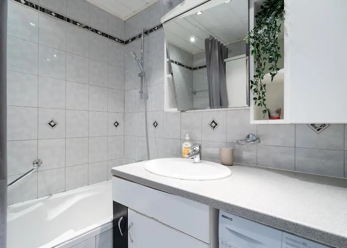 Two Bedrooms - 85 Squaremeters - 4 Min To U6 Dresdner Str *