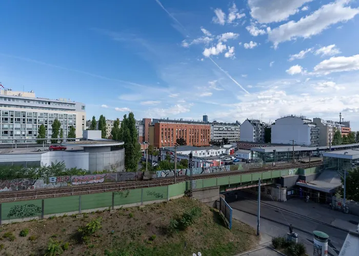 Two Bedrooms - 85 Squaremeters - 4 Min To U6 Dresdner Str Apartment