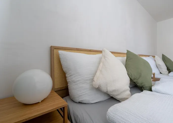 Two Bedrooms - 85 Squaremeters - 4 Min To U6 Dresdner Str Apartment *