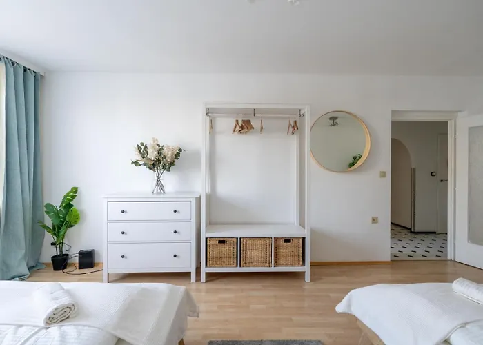 Two Bedrooms - 85 Squaremeters - 4 Min To U6 Dresdner Str Apartment *
